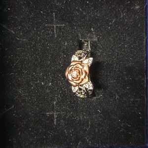 2 Tone Silver & Rose Gold Wide Band Flower & 4 Leaf Design Costume Ring